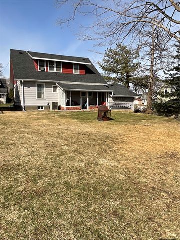 111 S 4th Avenue E, Newton, IA 50208