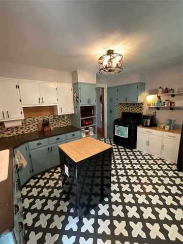 111 S 4th Avenue E, Newton, IA 50208