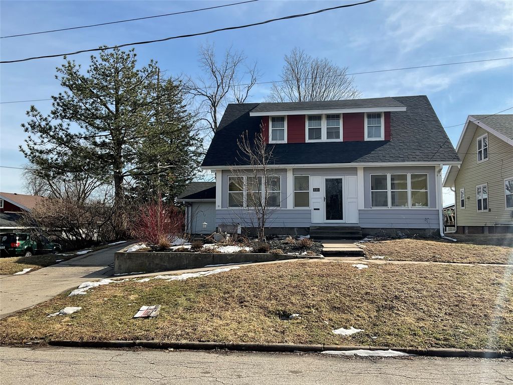 111 S 4th Avenue E, Newton, IA 50208