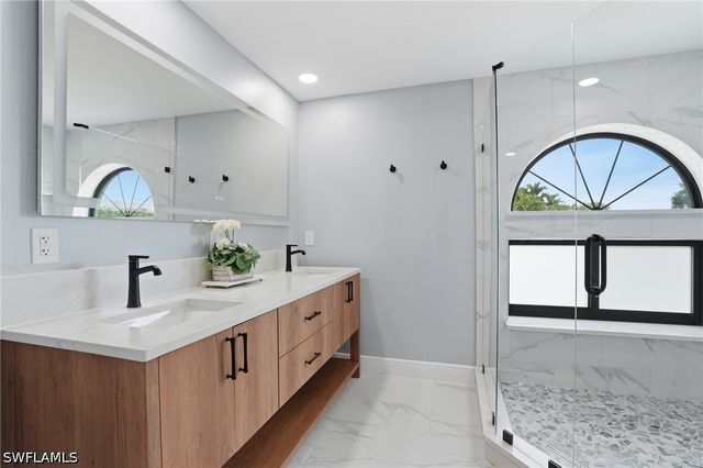 637 Beachwalk CIR E202, Naples, FL 34108