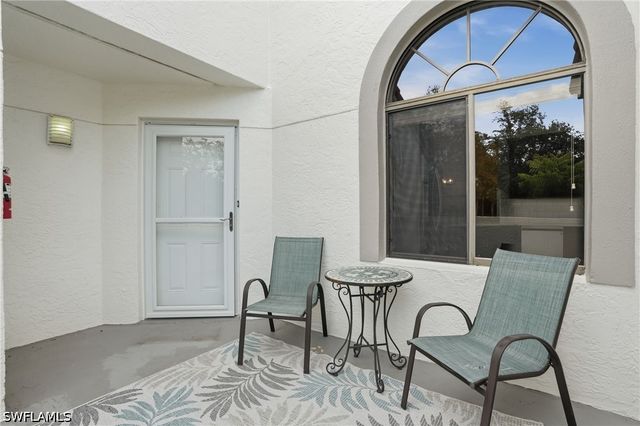 637 Beachwalk CIR E202, Naples, FL 34108