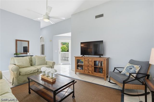 637 Beachwalk CIR E202, Naples, FL 34108