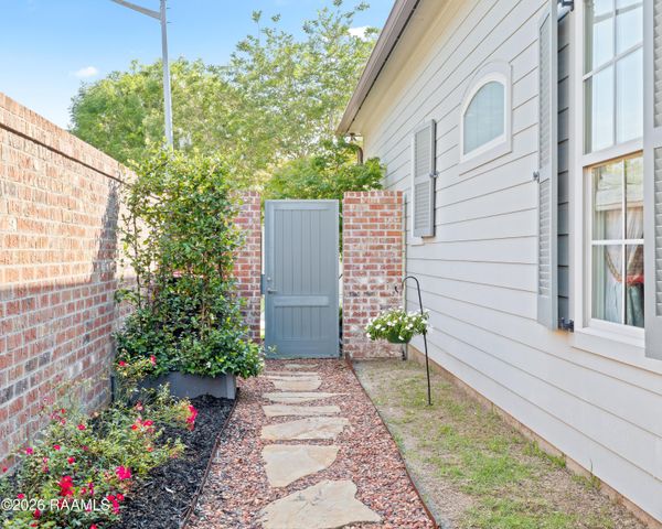300 Edgehill Circle, Lafayette, LA 70508