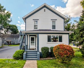 21 Washington Street 2, Algonquin, IL 60102
