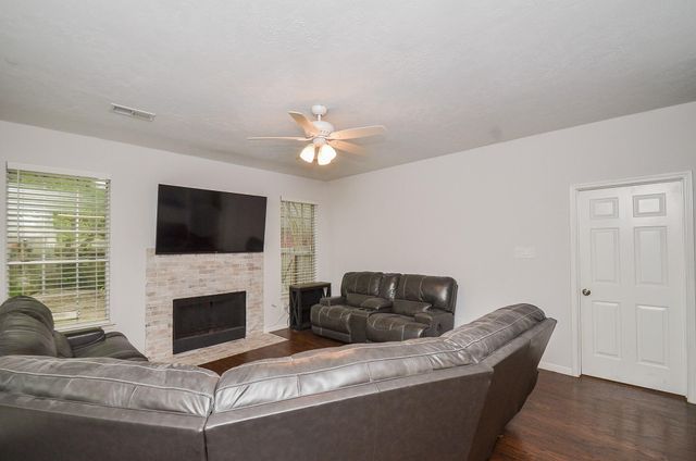 1903 Tall Gum Drive, Fresno, TX 77545