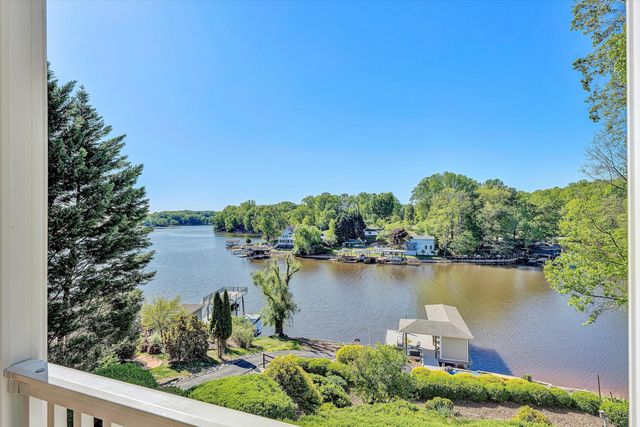 400 Sourwood DR, Hardy, VA 24101