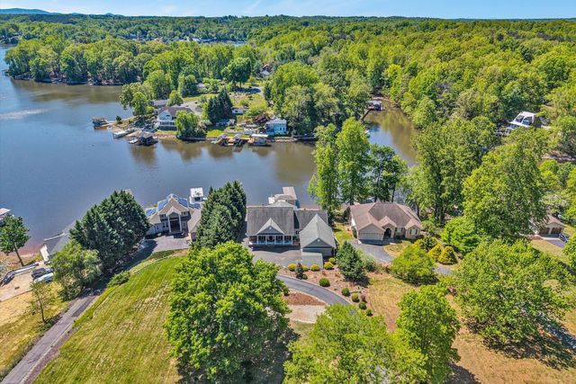 400 Sourwood DR, Hardy, VA 24101