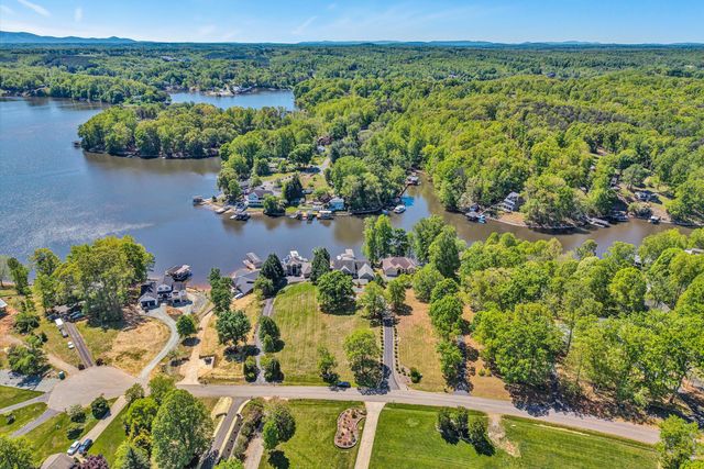 400 Sourwood DR, Hardy, VA 24101