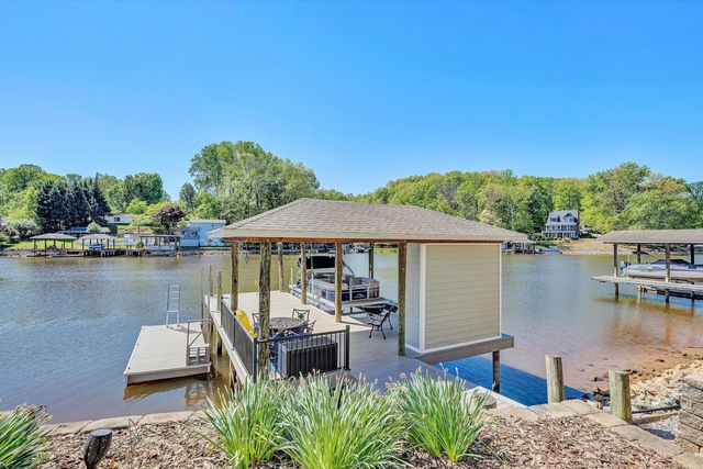 400 Sourwood DR, Hardy, VA 24101