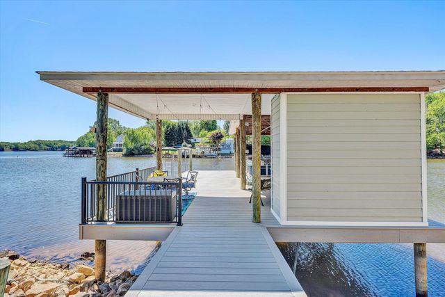 400 Sourwood DR, Hardy, VA 24101
