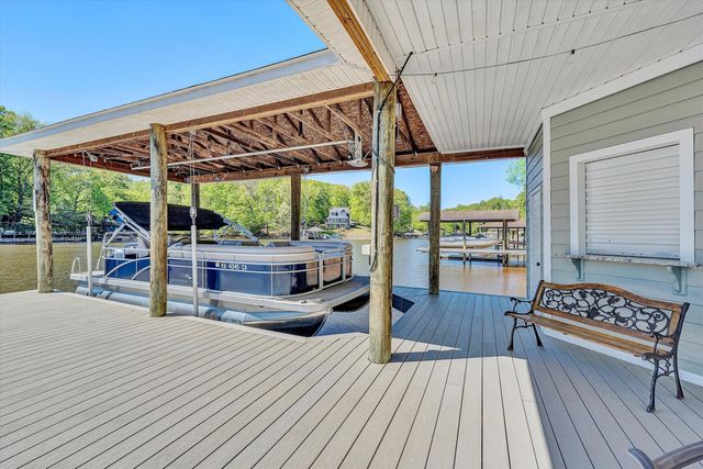 400 Sourwood DR, Hardy, VA 24101