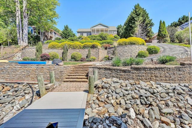 400 Sourwood DR, Hardy, VA 24101