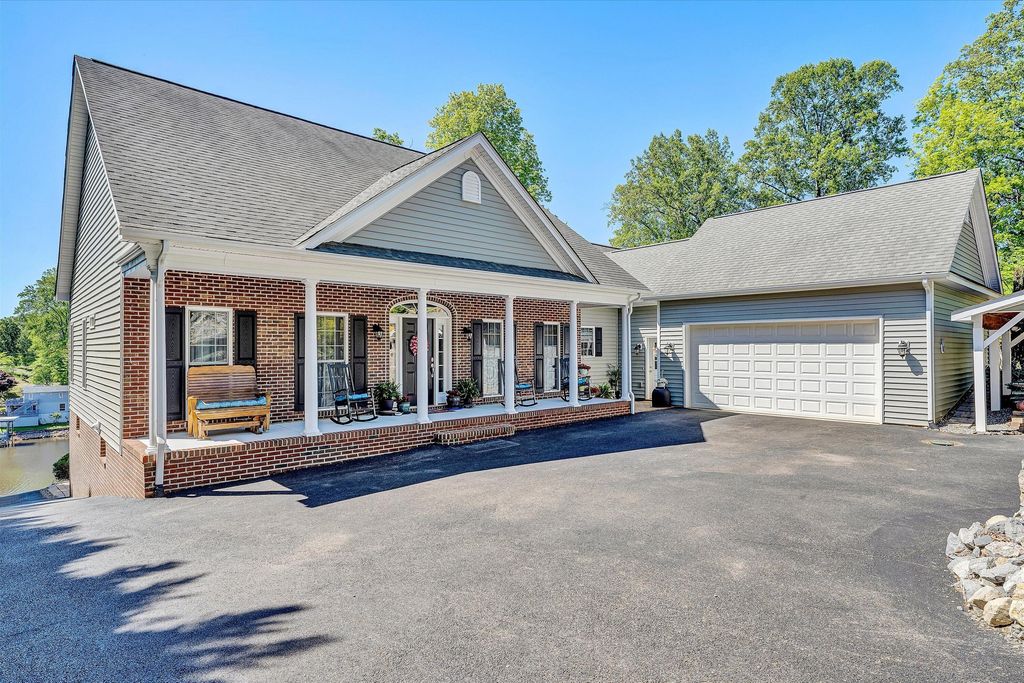 400 Sourwood DR, Hardy, VA 24101