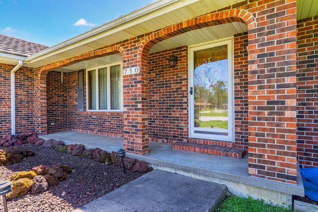710 E TARR ST, Centralia, MO 65240