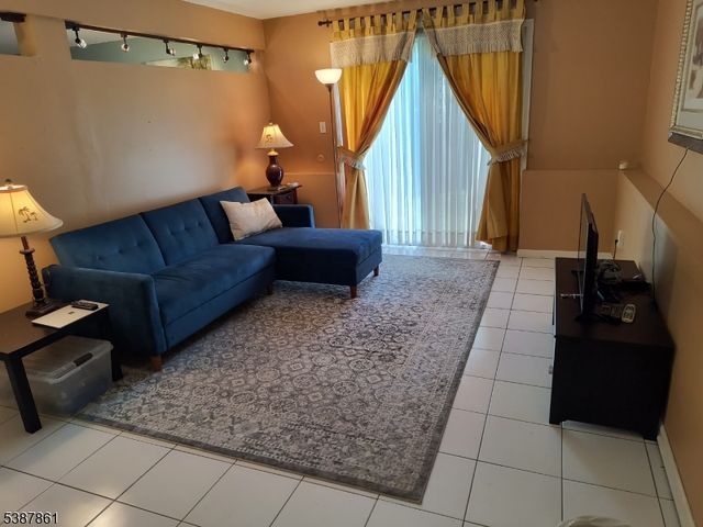 85 Grove St, South Hackensack Twp., NJ 07606