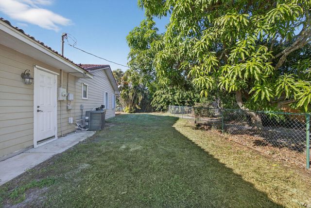 8288 SE Pine Circle, Hobe Sound, FL 33455