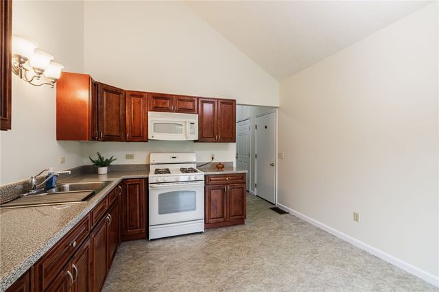 132 Grangerford Hts, Henrietta, NY 14586