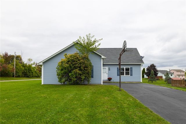 132 Grangerford Hts, Henrietta, NY 14586