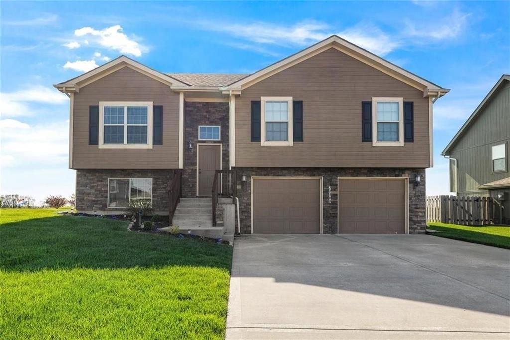 18410 Rock Creek Drive, Smithville, MO 64089