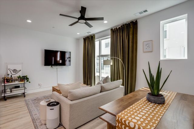2038 N Prairie Avenue 104, Dallas, TX 75204