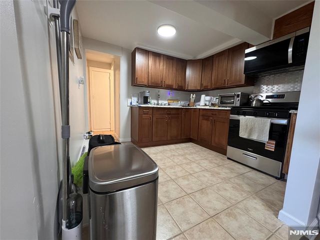 15 17th Street 1, Hawthorne, NJ 07506
