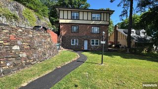15 17th Street 1, Hawthorne, NJ 07506