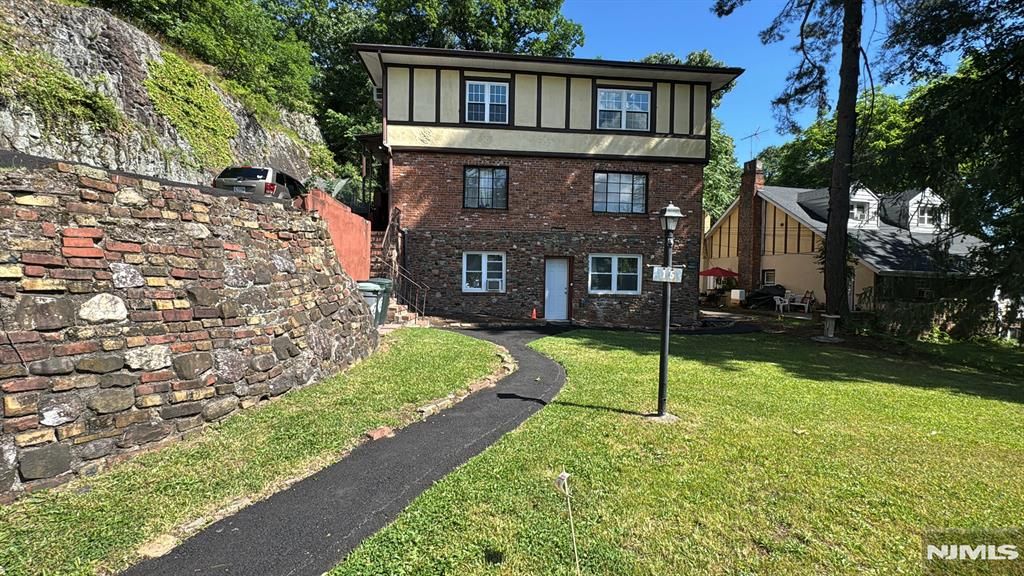 15 17th Street 1, Hawthorne, NJ 07506