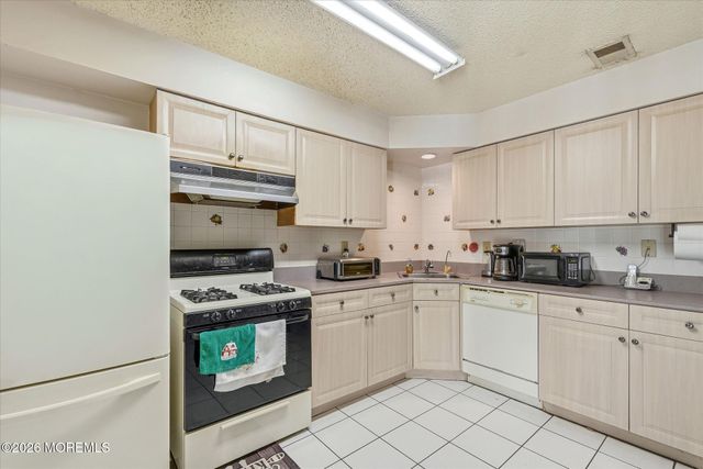 8 Stuart Drive 4, Freehold, NJ 07728