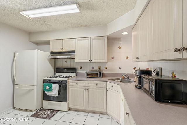 8 Stuart Drive 4, Freehold, NJ 07728
