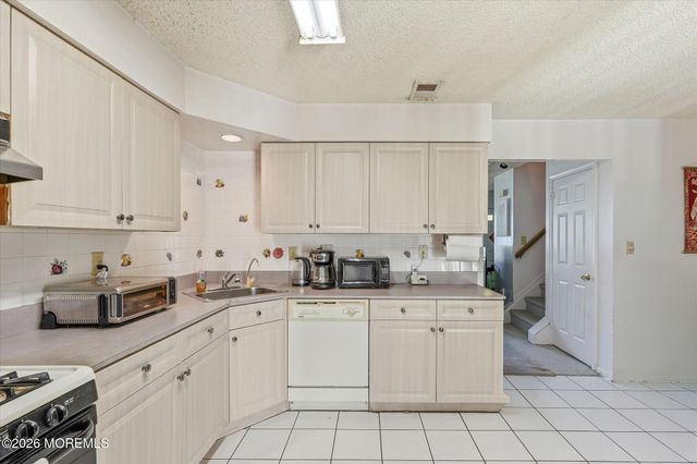 8 Stuart Drive 4, Freehold, NJ 07728