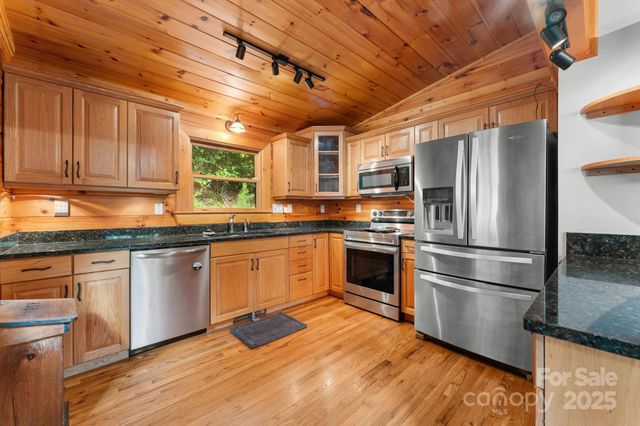 80 Slow Lane, Whittier, NC 28789