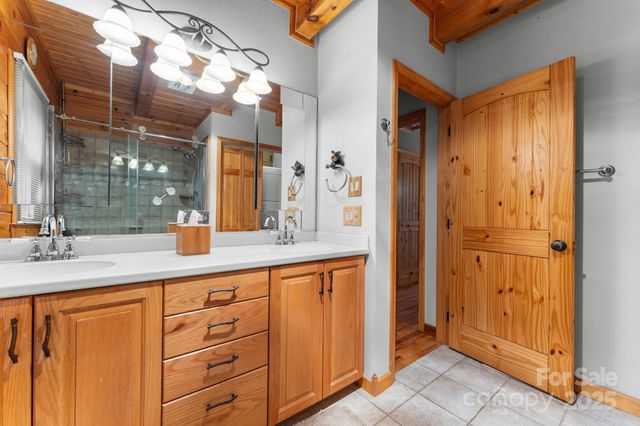 80 Slow Lane, Whittier, NC 28789