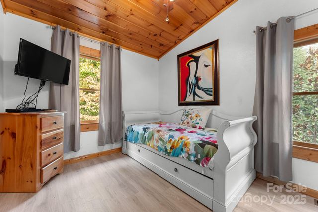 80 Slow Lane, Whittier, NC 28789