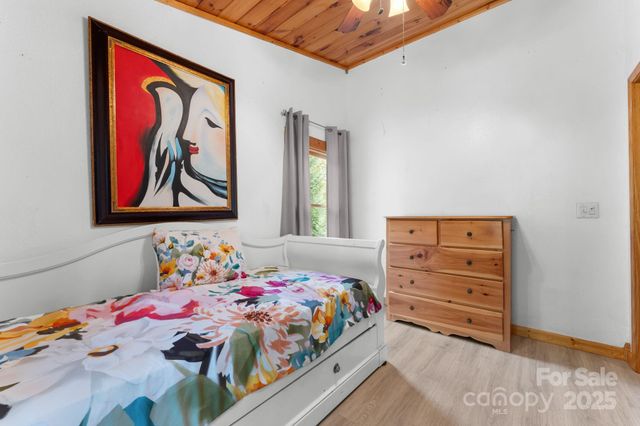 80 Slow Lane, Whittier, NC 28789