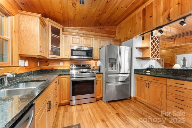 80 Slow Lane, Whittier, NC 28789