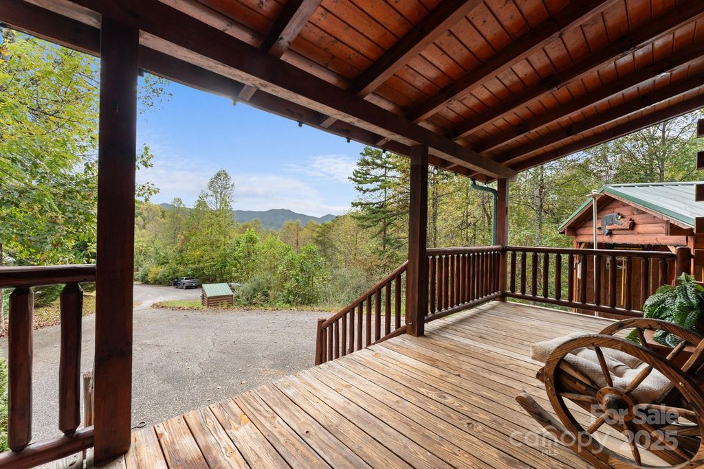 80 Slow Lane, Whittier, NC 28789