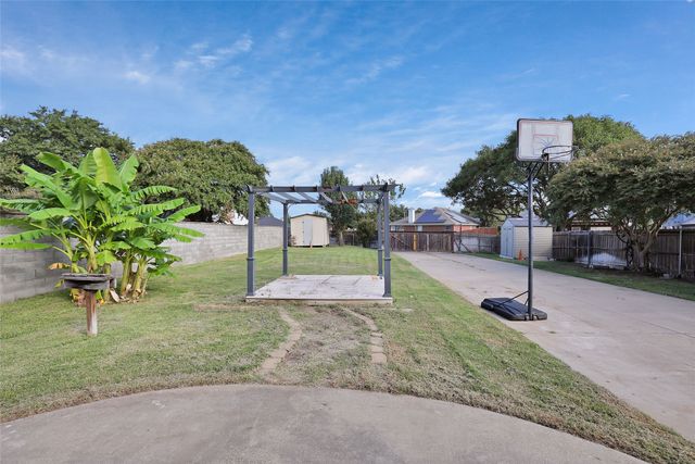 2748 Oak Hollow Drive, Grand Prairie, TX 75052