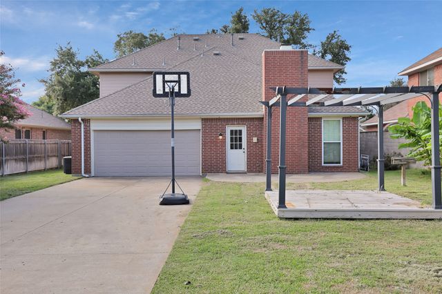 2748 Oak Hollow Drive, Grand Prairie, TX 75052