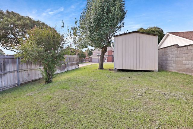 2748 Oak Hollow Drive, Grand Prairie, TX 75052