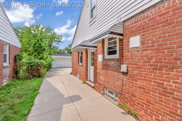 7267 Fenton Street, Dearborn Heights, MI 48127