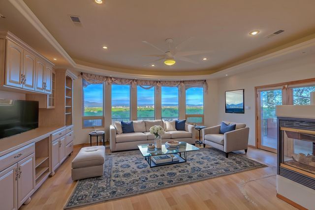 1824 Calle Del Vista Road NW, Albuquerque, NM 87105