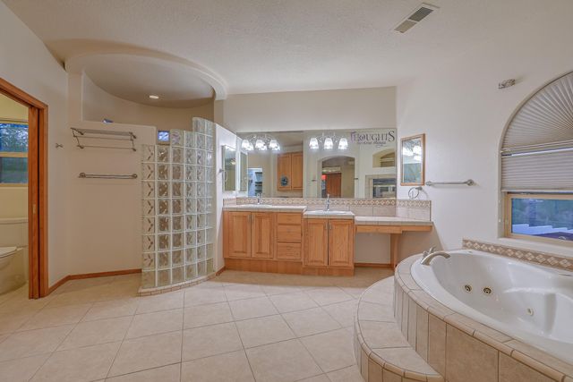 1824 Calle Del Vista Road NW, Albuquerque, NM 87105