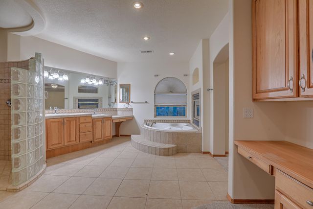 1824 Calle Del Vista Road NW, Albuquerque, NM 87105