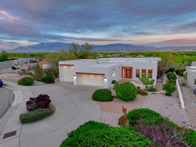 1824 Calle Del Vista Road NW, Albuquerque, NM 87105
