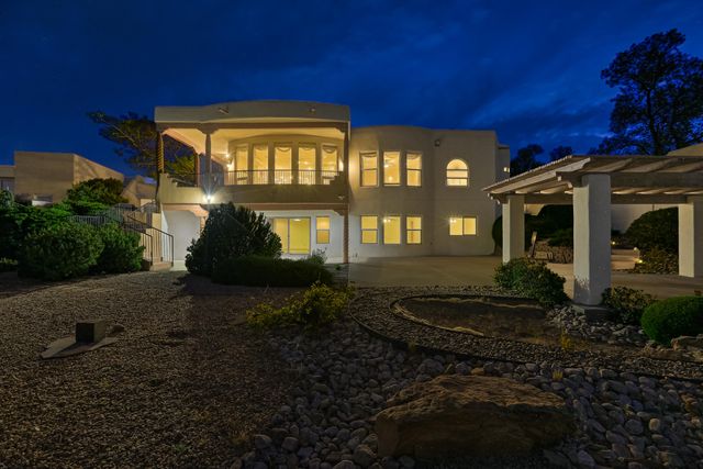 1824 Calle Del Vista Road NW, Albuquerque, NM 87105