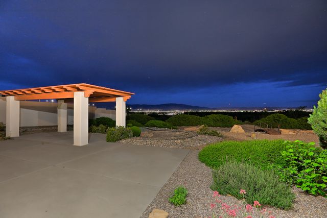 1824 Calle Del Vista Road NW, Albuquerque, NM 87105