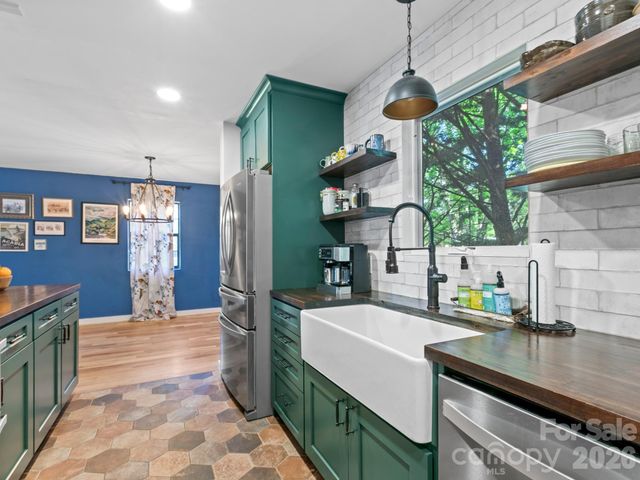 103 Rainbow Lane, Black Mountain, NC 28711