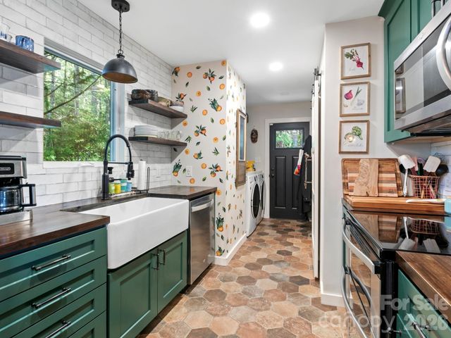 103 Rainbow Lane, Black Mountain, NC 28711