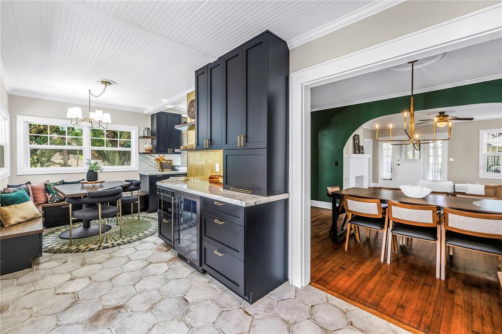 Image 17 of property listing at 229 18TH AVENUE NE, St Petersburg, FL 33704