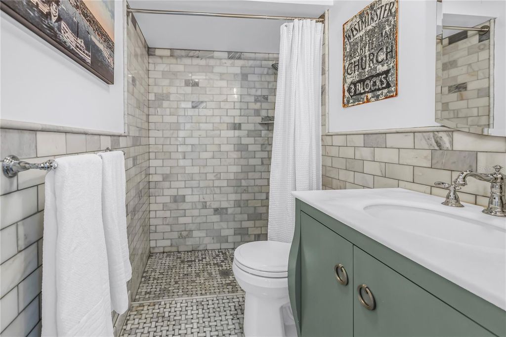 Image 20 of property listing at 229 18TH AVENUE NE, St Petersburg, FL 33704